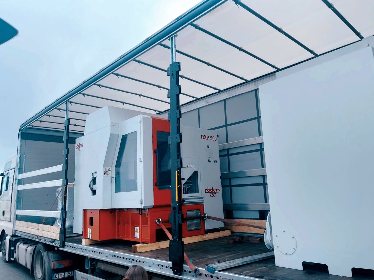 Röders RXP 500 transportgesichert auf einem Planenauflieger